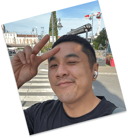 Virabo Hoy, selfie dans la rue, signe de la victoire